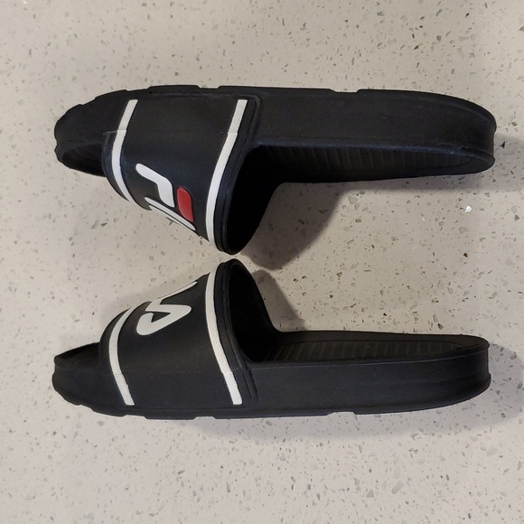 Fila slides - Picture 4 of 5